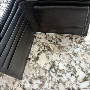 Clarks PEBBLE Men’s Black LEATHER (100%) Wallet! Absolutely Gorgeous!